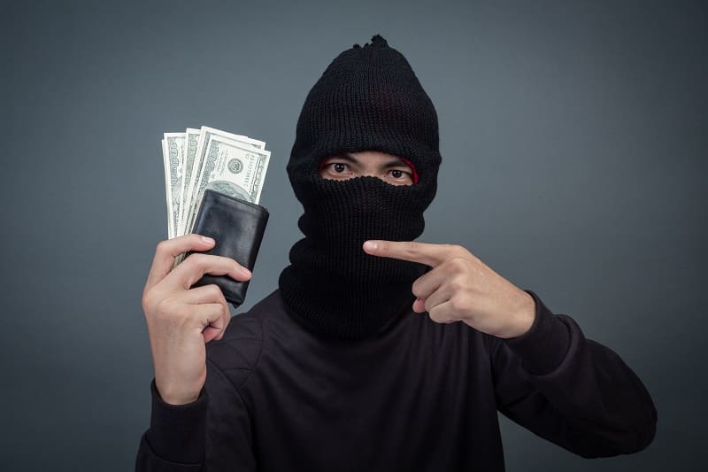 Кім Қазақстан тұрғындарынан ақша ұрлап алады?
